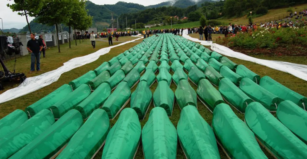 Masakr v Srebrenici byl podfuk, znělo Sněmovnou
