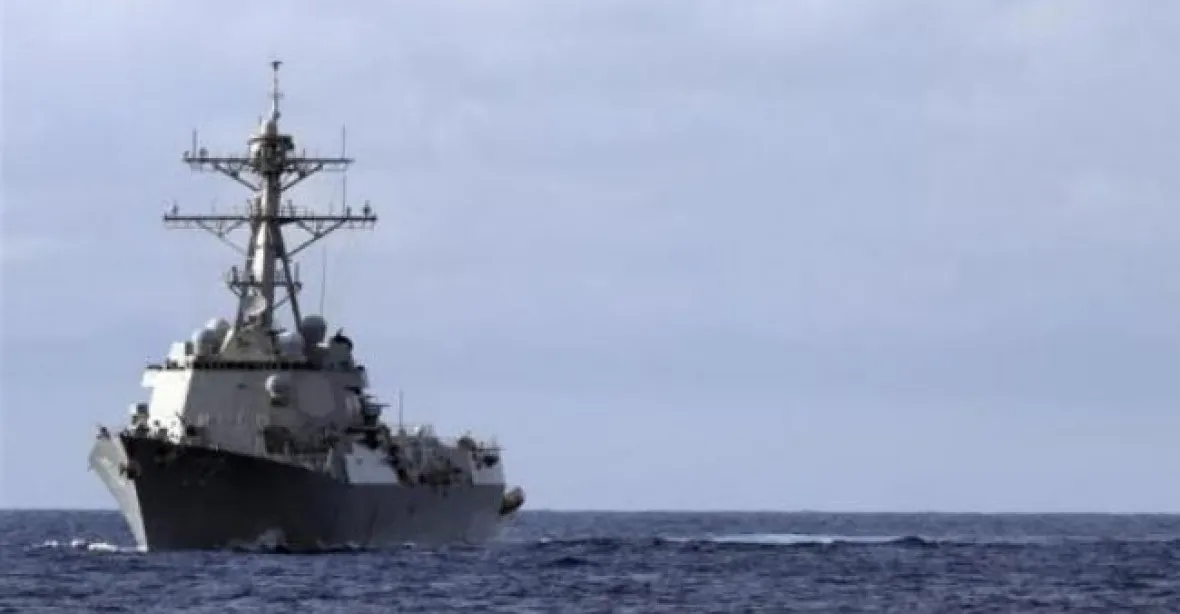 Ruská stíhačka proletěla několikrát blízko americké válečné lodi v Černém moři