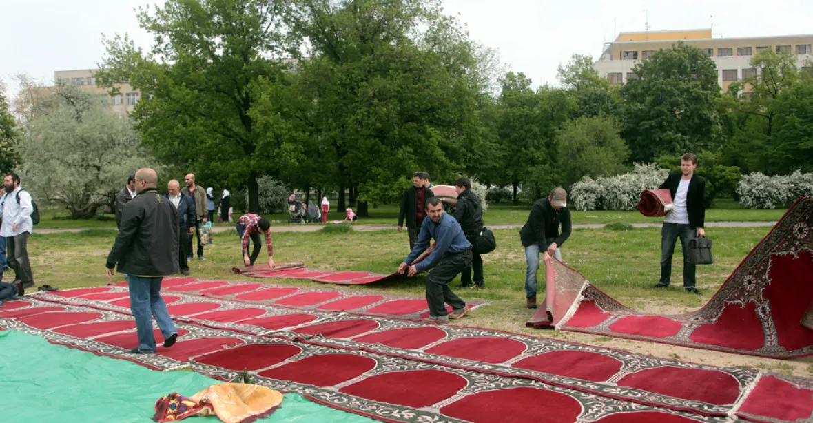 Bosí muslimové protestovali modlitbou na Letné