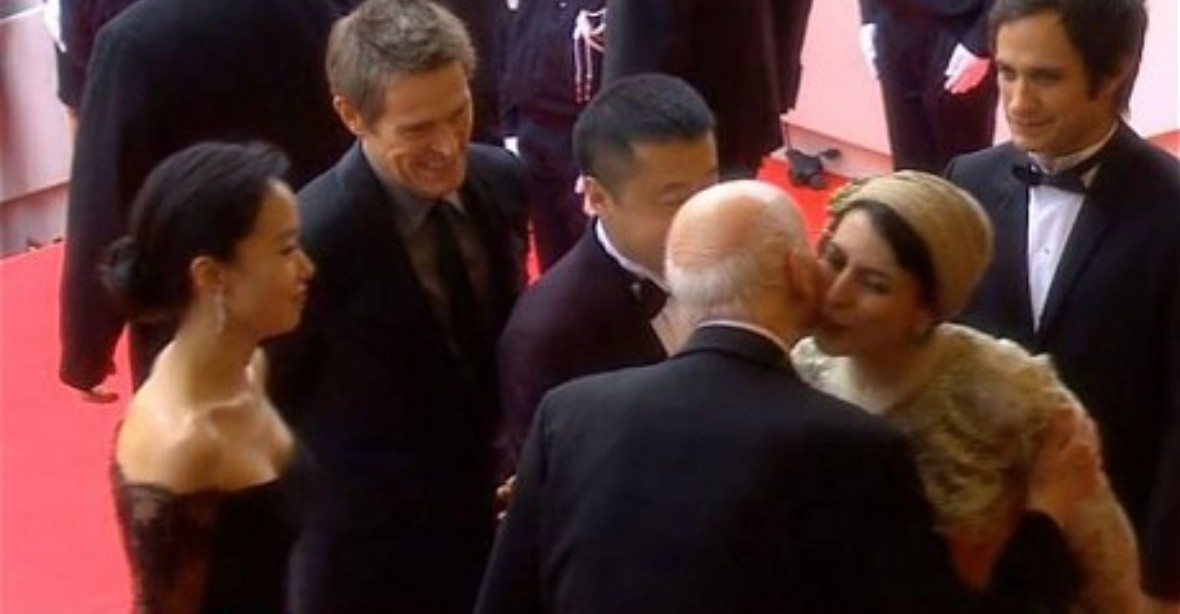 Íránská herečka políbila v Cannes prezidenta festivalu, teď jí hrozí bičování
