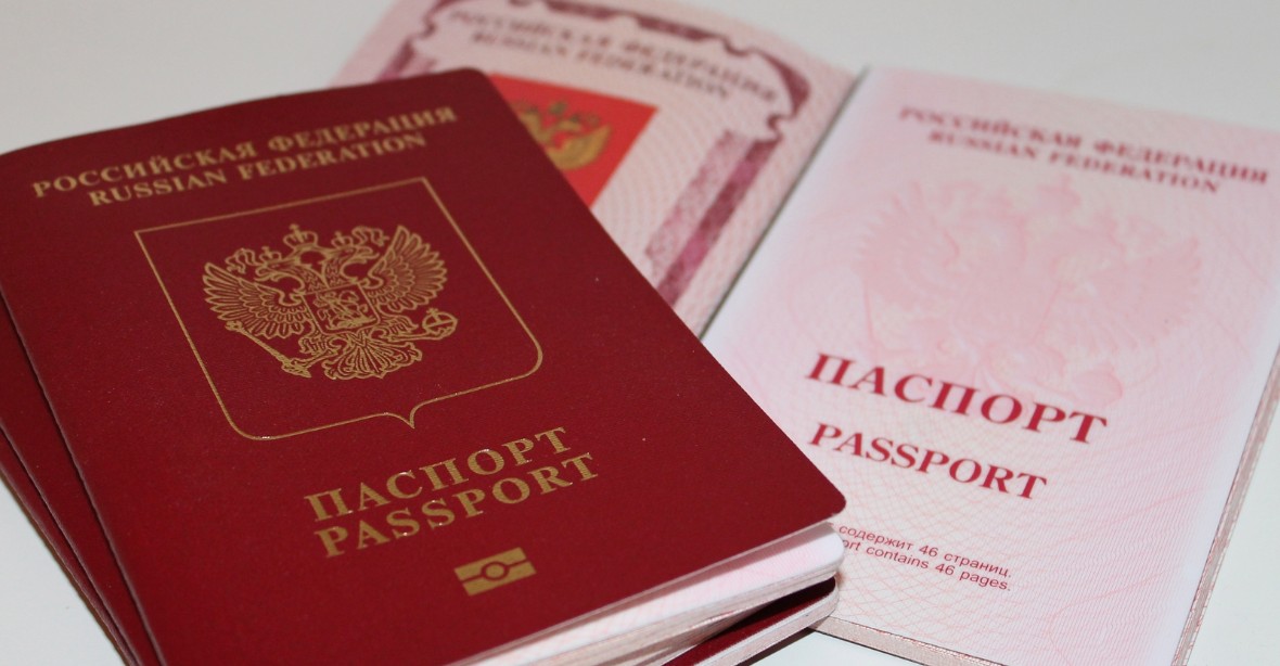 Ruští policisté a žalobci odevzdali pasy. Pro cestu potřebují povolení