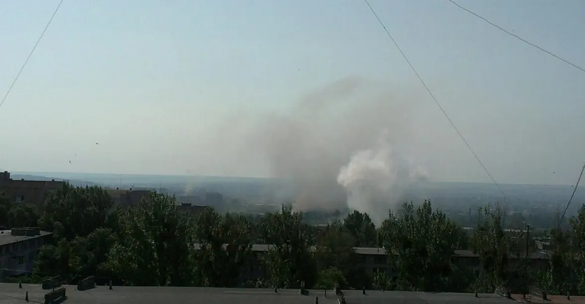 Ve Slavjansku vybuchují bomby, v Mariupolu hoří letiště