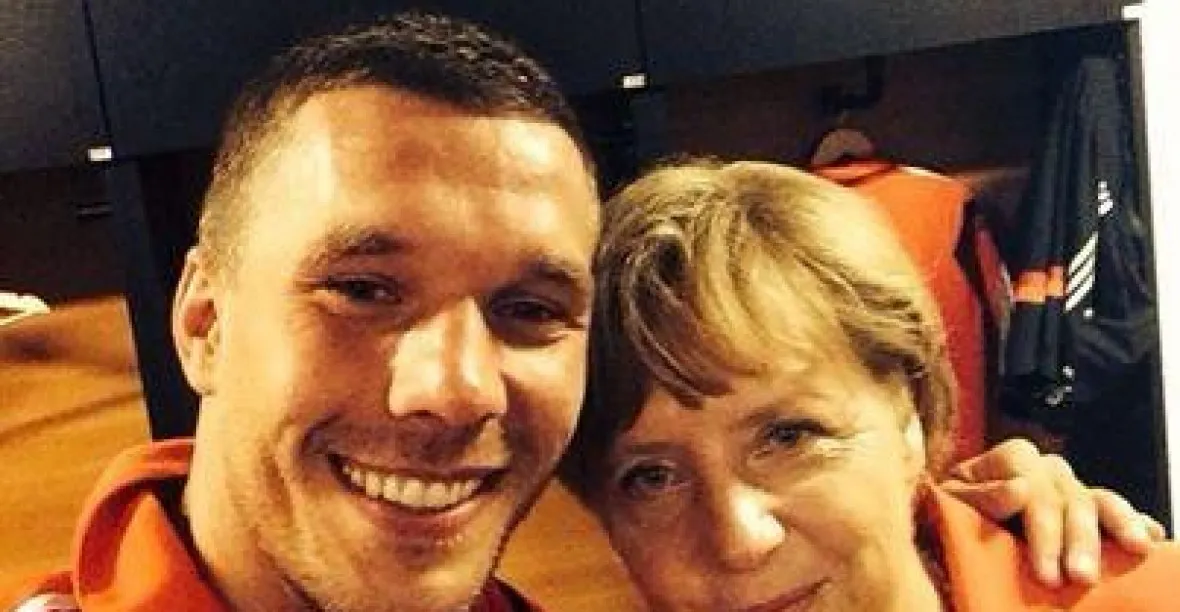 Selfie dne: fotbalisté slaví s Merkelovou. Němci deklasovali Portugalce 4:0