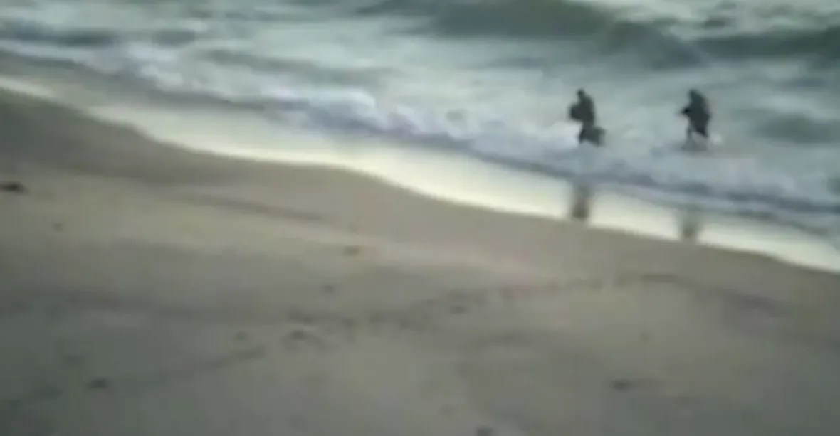 VIDEO: Komando Hamasu vylezlo z moře, Izraelci ho rozstříleli