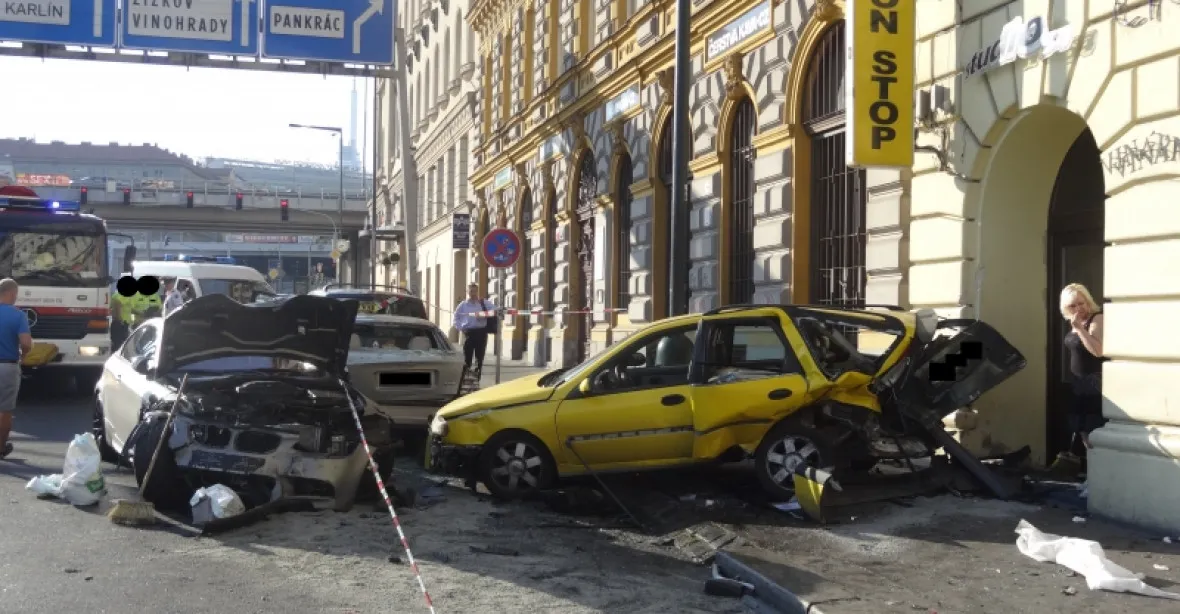 Mladý řidič v Praze srazil šest lidí. Od nehody utekl