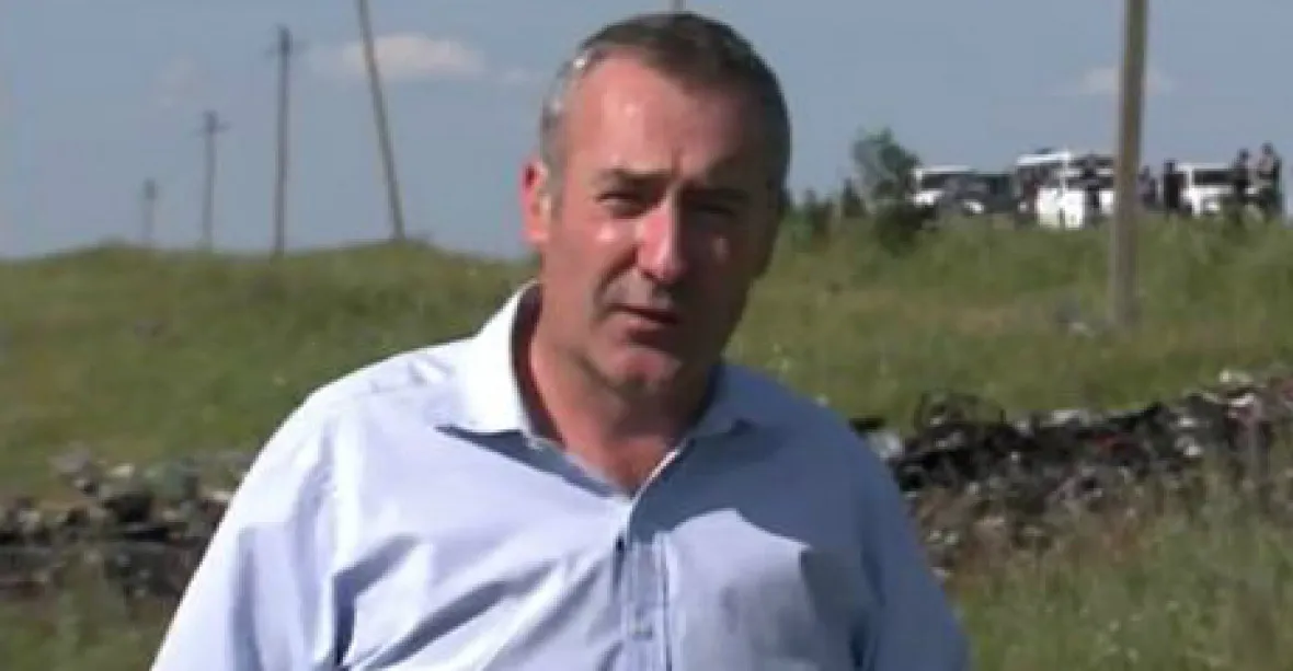 Drtivá kritika reportéra. Hrabal se v kufru z letu MH17 ve vysílání