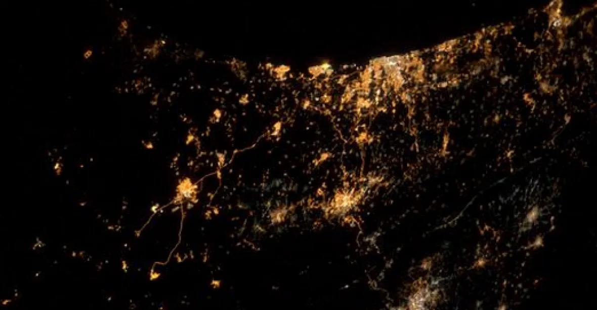 Konflikt v Gaze z vesmíru. Astronaut vyfotil dráhy raket a výbuchy