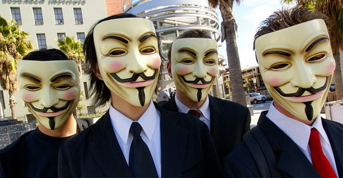 Maskování na ulici bude legální. Vnitro mírní pravidla