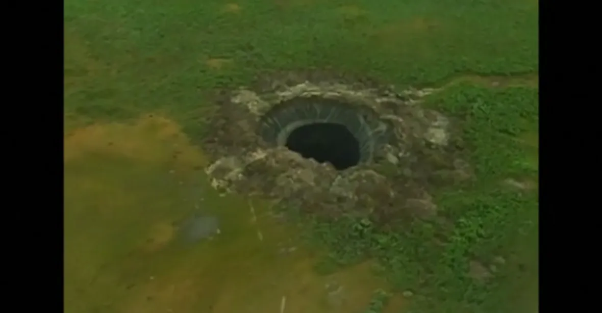 Vědci už vědí, co způsobuje tajemné sibiřské krátery