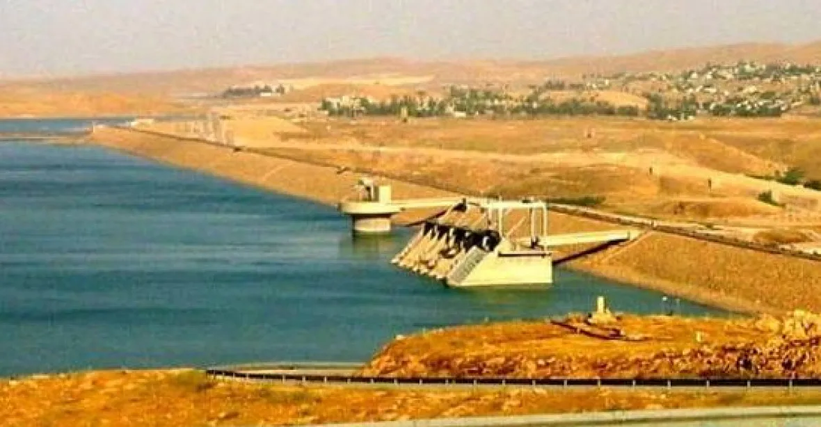 Kurdové se snaží znovu dobýt přehradu u Mosulu