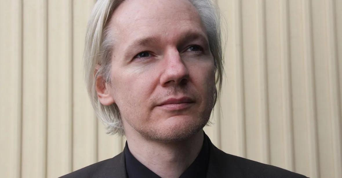 Assange má zdravotní problémy a chce opustit ambasádu v Londýně