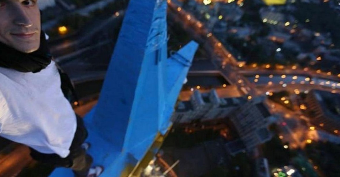 Ukrajinskou vlajku v Moskvě vyvěsil 'kyjevský spiderman'