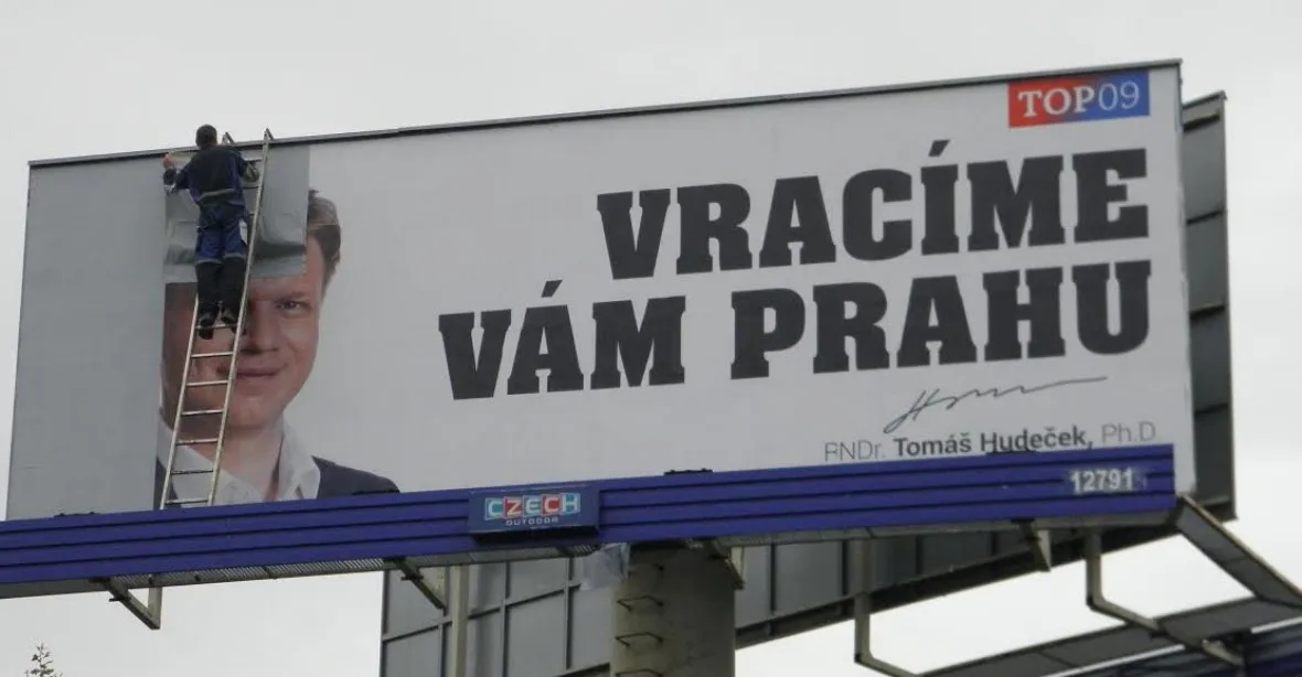 Hudečkovi v Praze přelepí reklamu. 'Útočí na nás lobby'