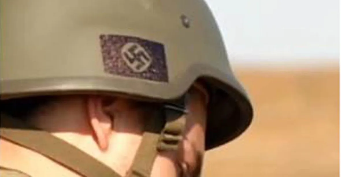 Ukrajinští vojáci měli na helmách nacistické symboly