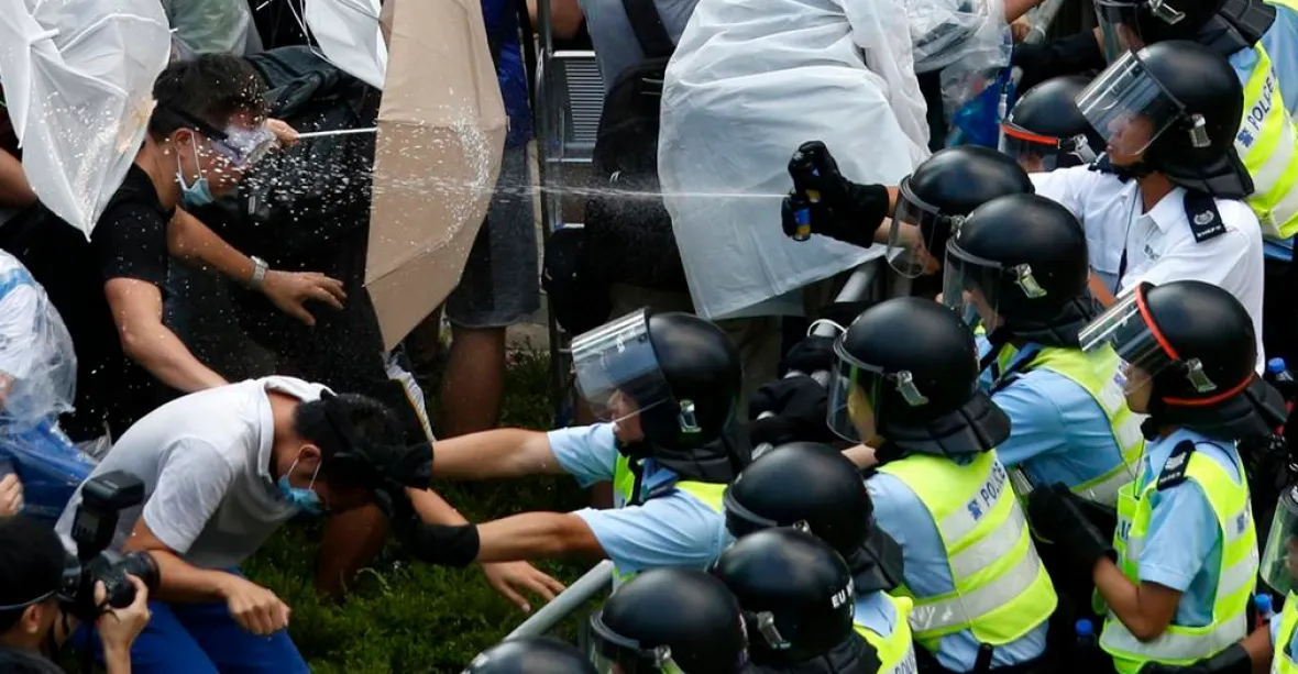 Slzný plyn a zatýkání. Protesty v Hongkongu neberou konce