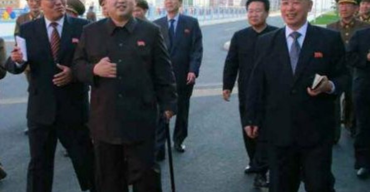 Kim Čong-un znovu na veřejnosti? Opíral se o hůl