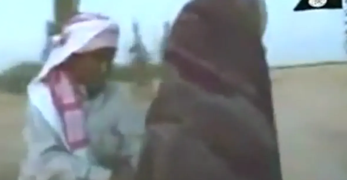 VIDEO: Islámský stát ukamenoval ženu za cizoložství
