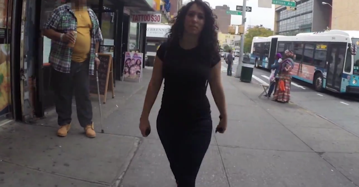 Muži pokřikují na ženu na ulici. Je z toho senzace YouTube