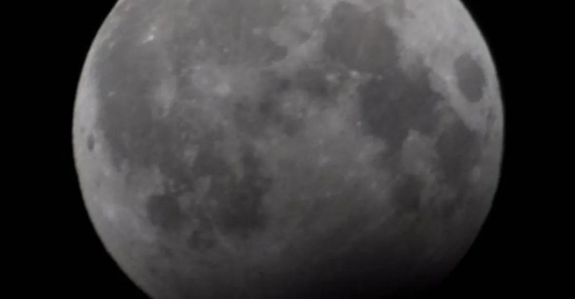 Do Číny se vrátila družice, která obletěla Měsíc
