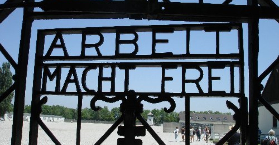 V Dachau někdo ukradl vrata s nápisem Arbeit macht frei