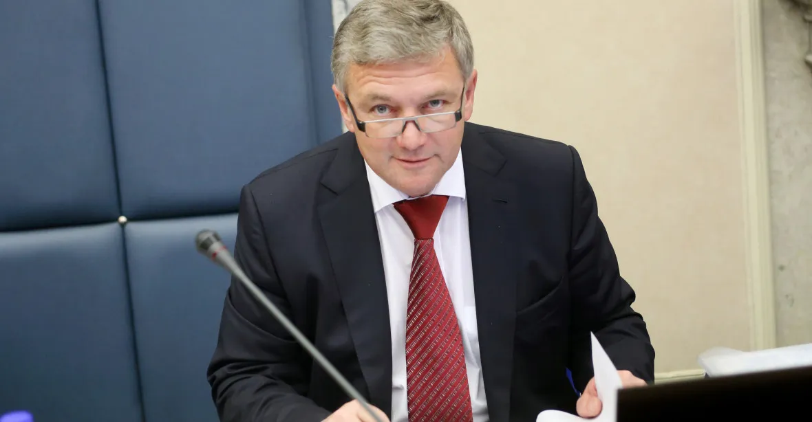 Ministr dopravy Prachař končí, nahradit ho má šéf Skansky