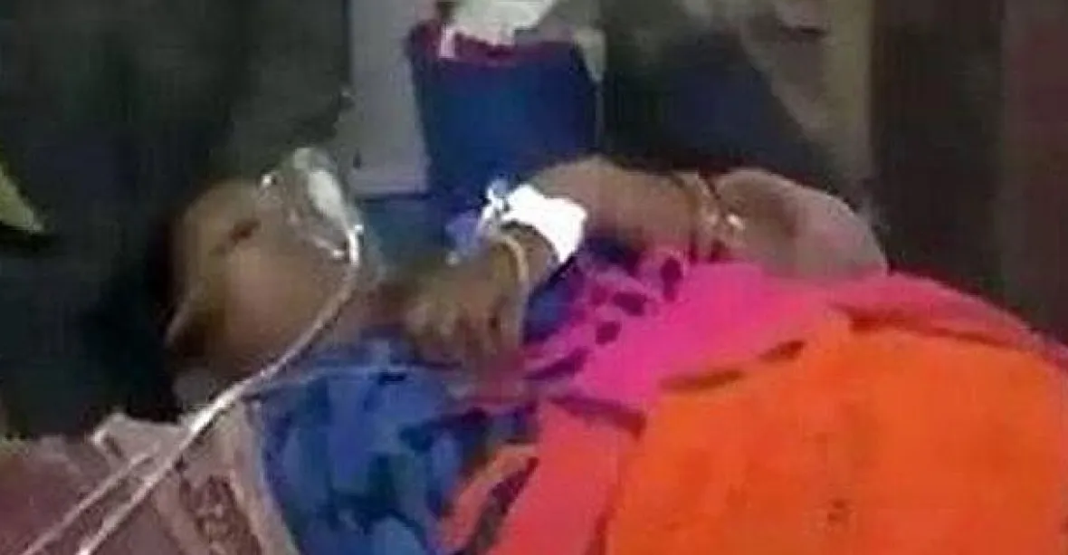 Indická policie zadržela lékaře, který sterilizoval desítky žen