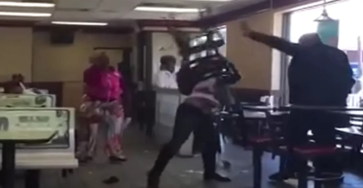 VIDEO: Běsnící ženy zdemolovaly McDonald's. Nestihly snídaňové menu