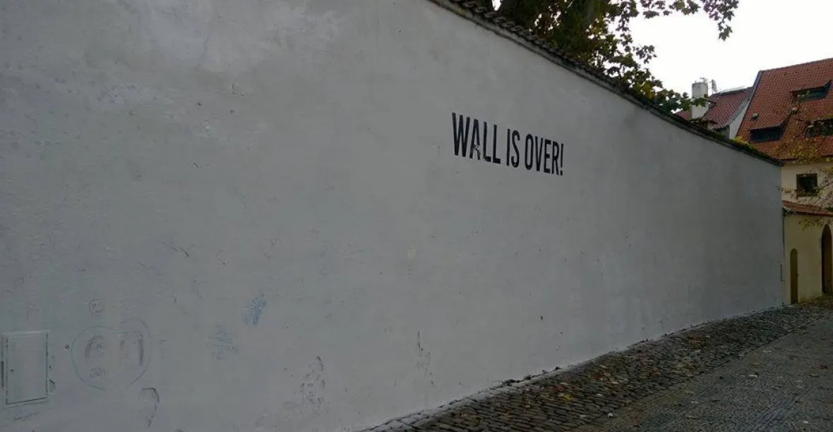 Slavná Lennonova zeď v Praze byla přetřena na bílo