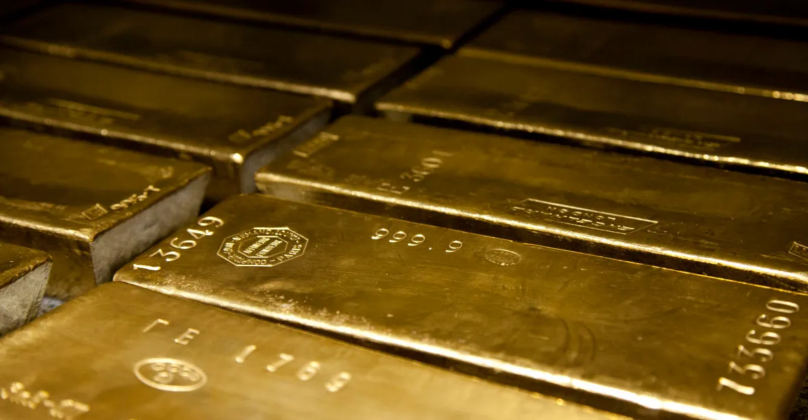Ukrajina téměř rozprodala zásoby zlata, Rusko dál nakupuje