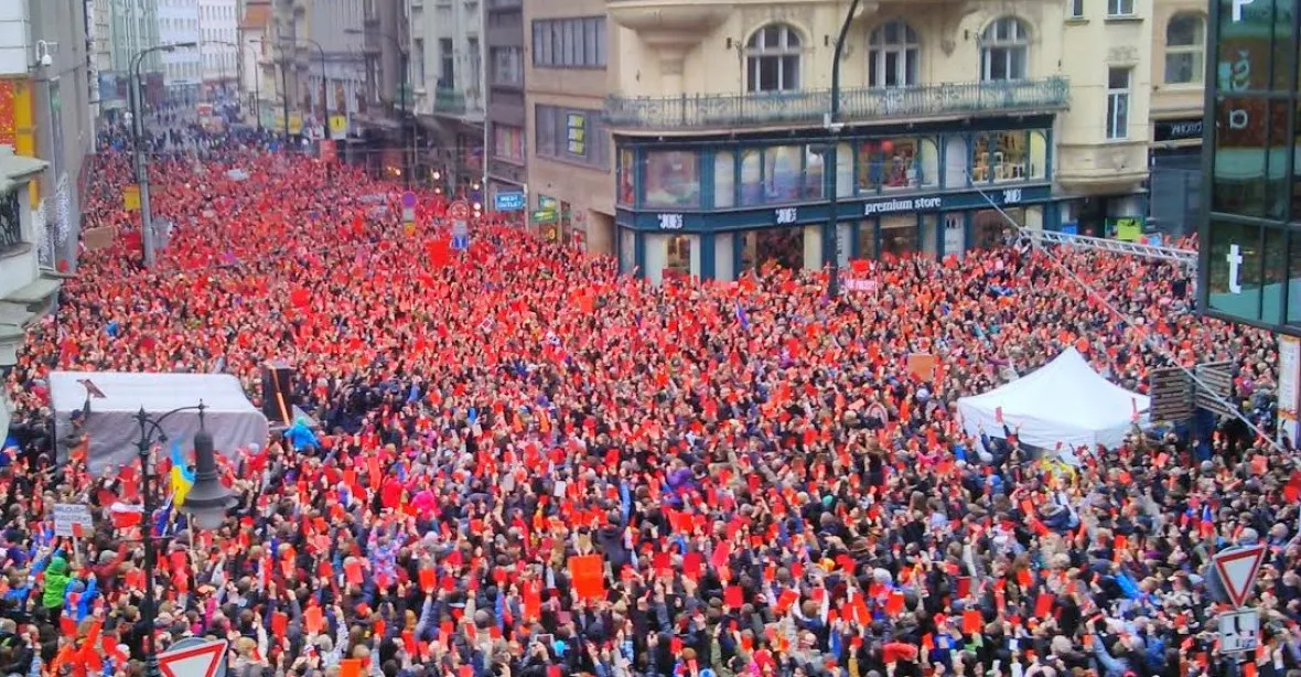 100 tisíc podpisů. Proti Zemanovi půjde pochod a červená trika