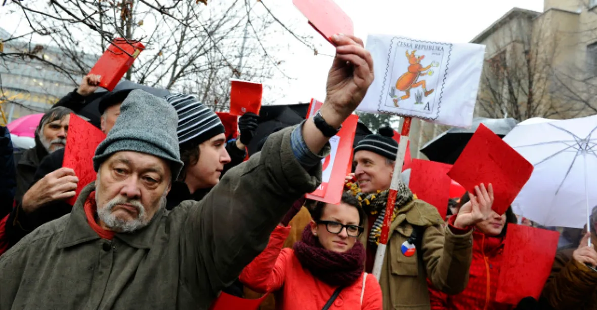 Ostuda, hanba! Lidé v Brně ukázali Zemanovi červené karty