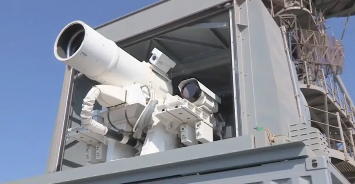 USA mají novou laserovou zbraň. Ničí čluny i drony