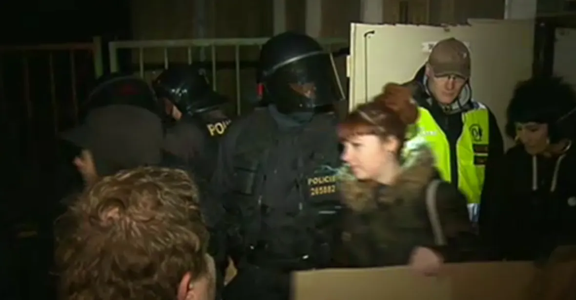 Aktivisté znovu chtěli obsadit prázdný dům na Žižkově, policie zasáhla