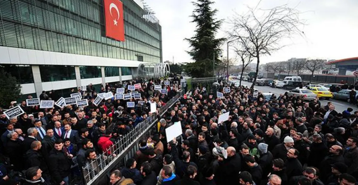 Turecká policie zatkla 24 novinářů. Bála se svržení režimu