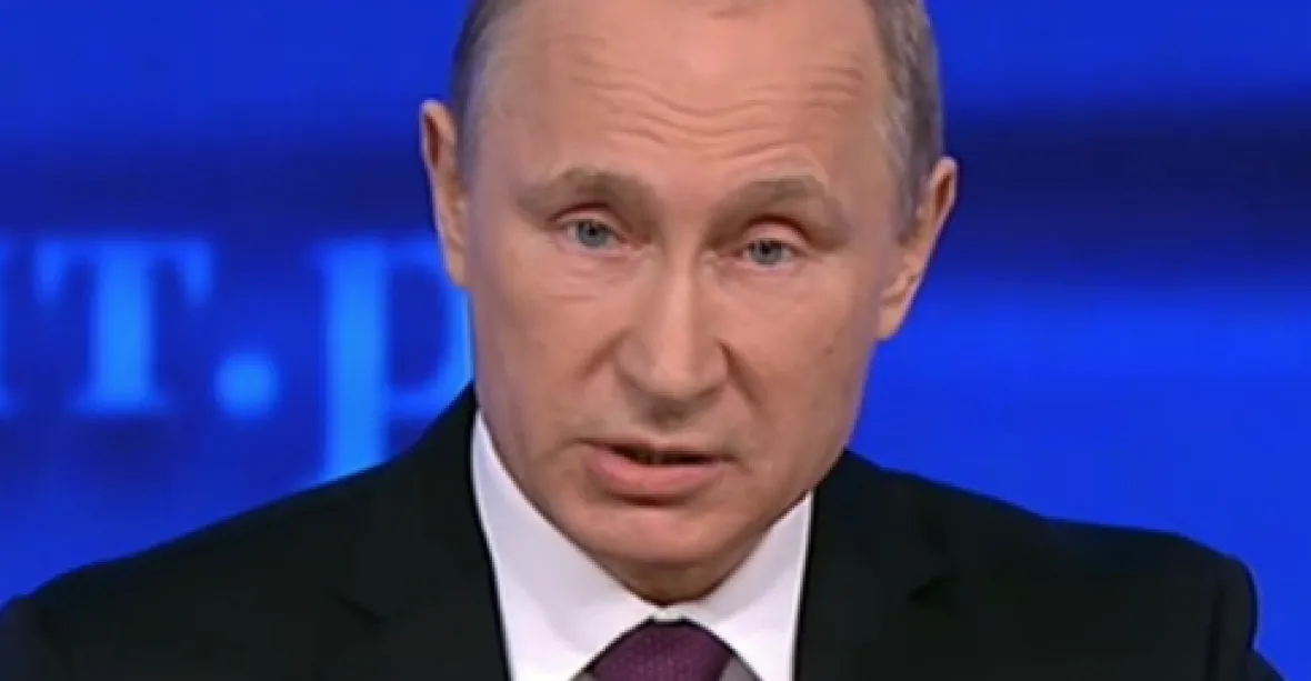 Putin na konferenci označil novináře po mrtvici za opilého