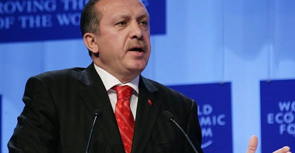 Erdogan přitvrzuje. Odpůrce z médií posílá do vazby