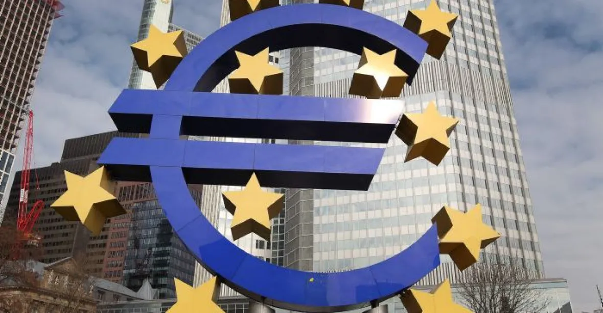 Euro je vůči dolaru nejslabší za devět let