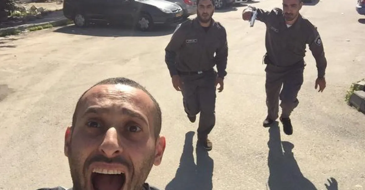 Palestinec pořídil selfie z honičky s 'izraelskými' vojáky