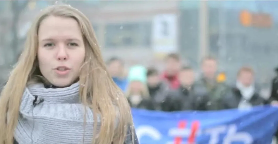 Dvě videa ruských studentů. Jedni hájí Kreml, druzí se za Rusko stydí