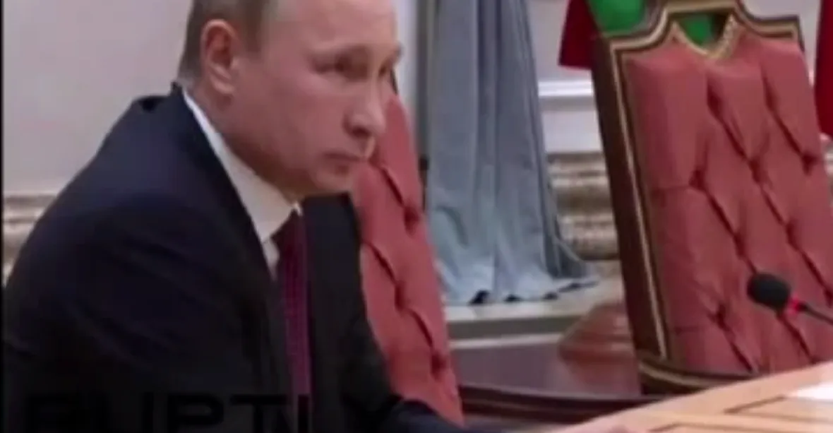 Nervózní Vladimir Putin zlomil v Minsku vzteky tužku