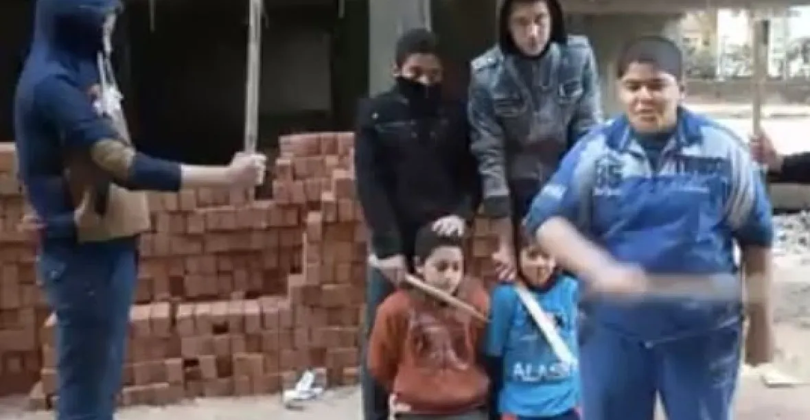 Islámští vrazi jako hrdinové: děti si hrají na popravy