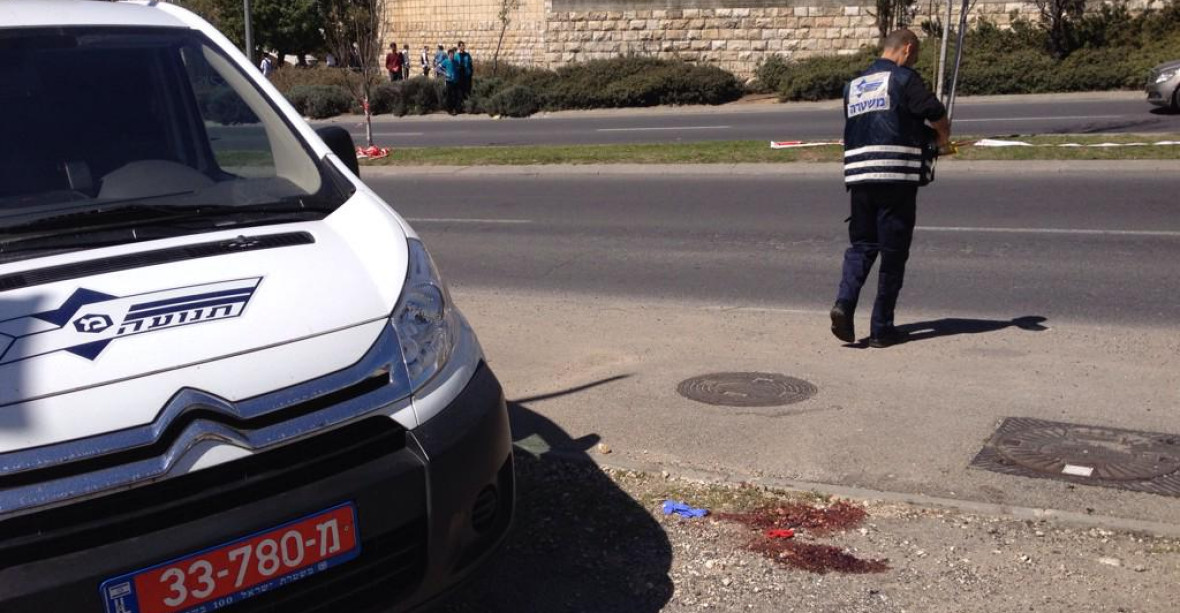 Útočník v Jeruzalémě najel do policistek a napadl je tyčí