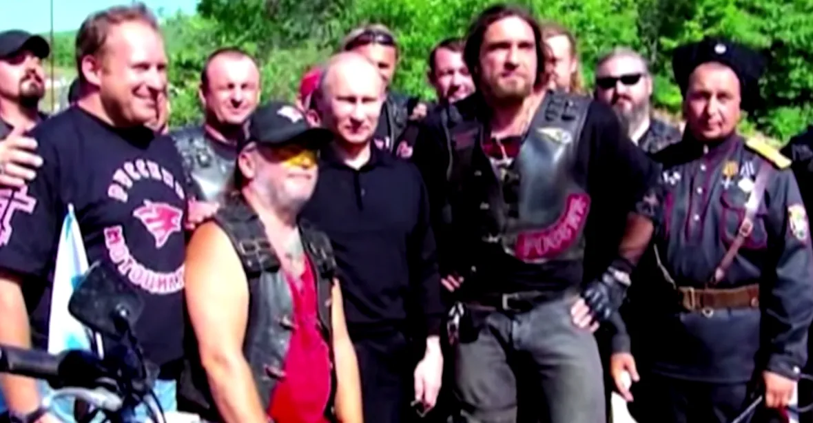 Máme kalašnikovy, vzkazuje Putinův motorkářský gang