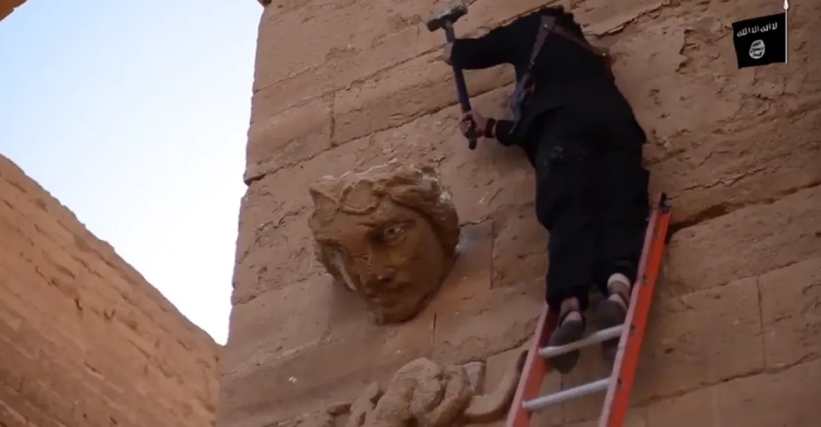 VIDEO: Fanatici z IS ničí 2000 let staré město Hatra