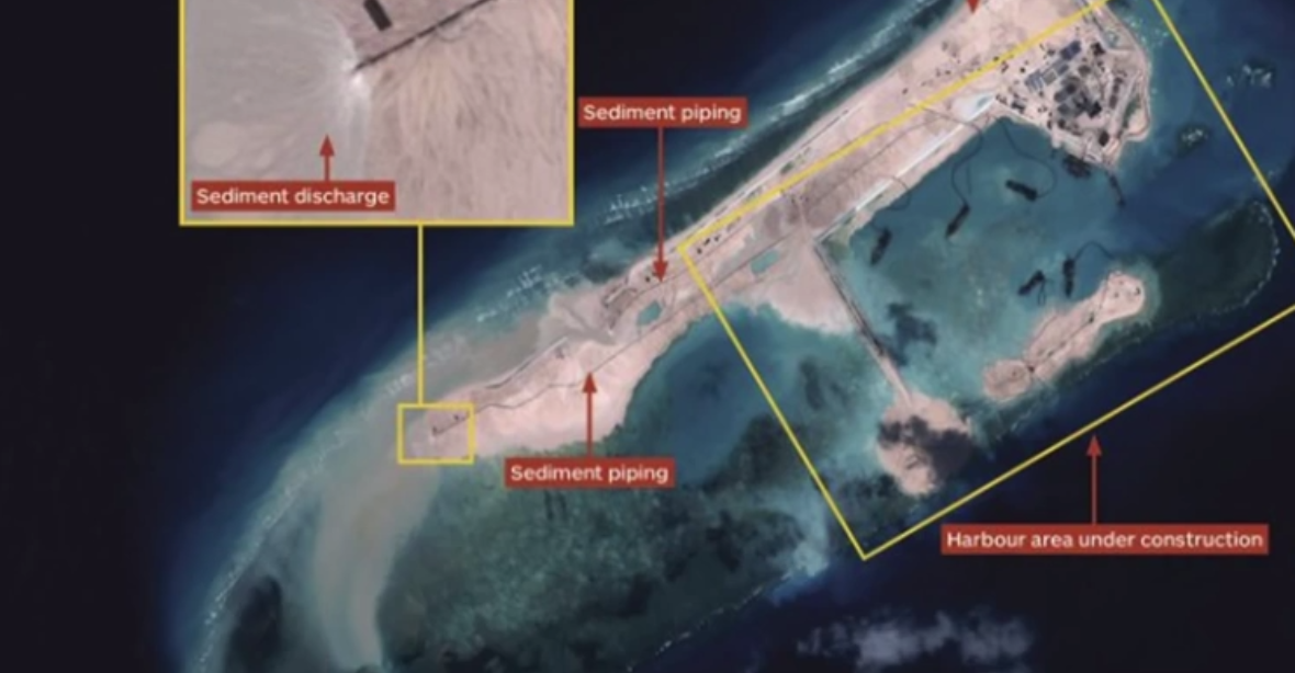 Čína staví tajný ostrov ve sporném moři. Bude tam základna