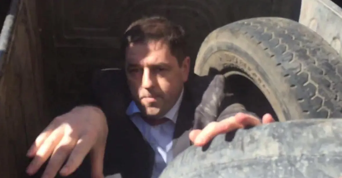 VIDEO: Na Ukrajině hodili do popelnice dalšího politika