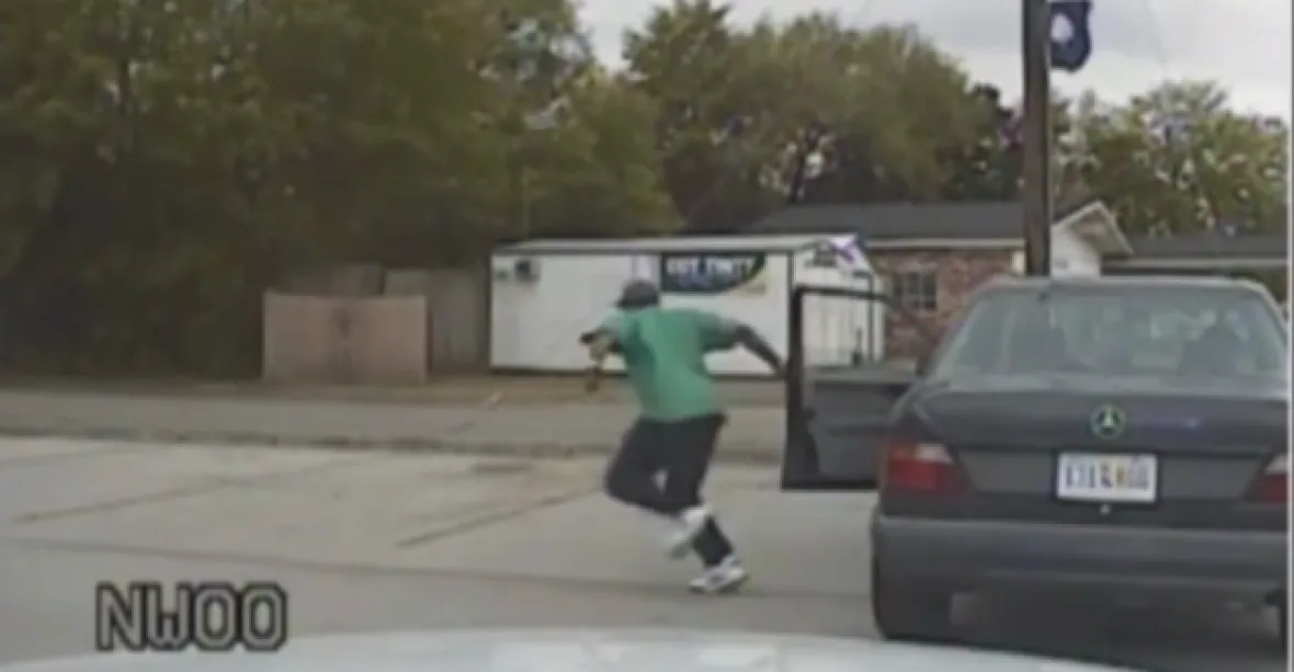 Chvíle před střelbou: policejní video zachytilo útěk černocha