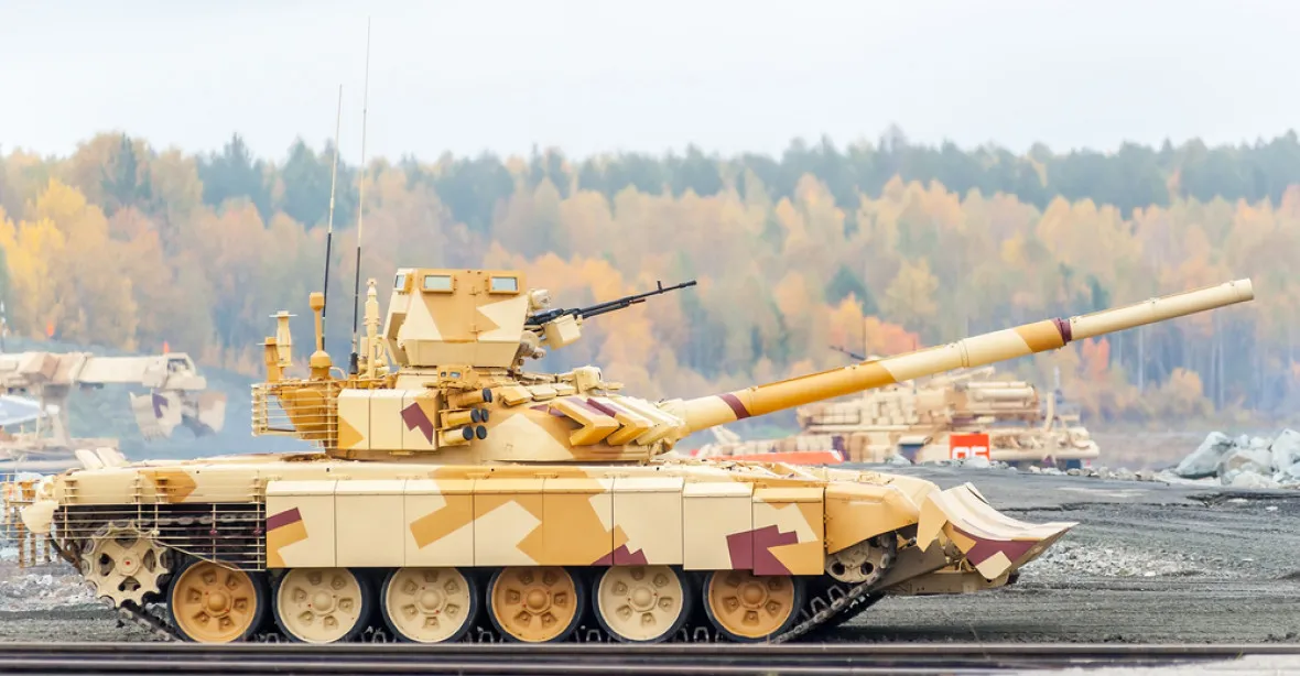 Ukrajina se bojí. Rusové přivážejí další tanky, hlásí NATO