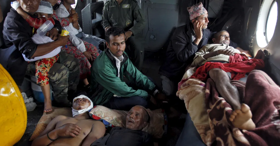 Mrtvých v Nepálu přibývá, už je jich přes pět tisíc