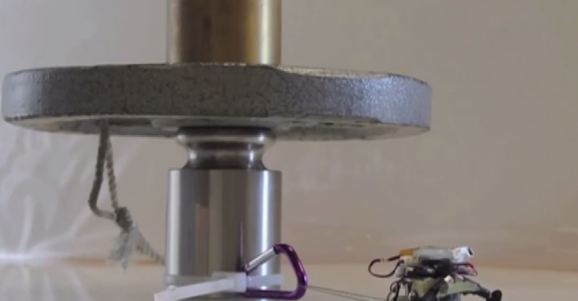 VIDEO: Minirobot má supersílu. Utáhne 2000krát víc, než váží